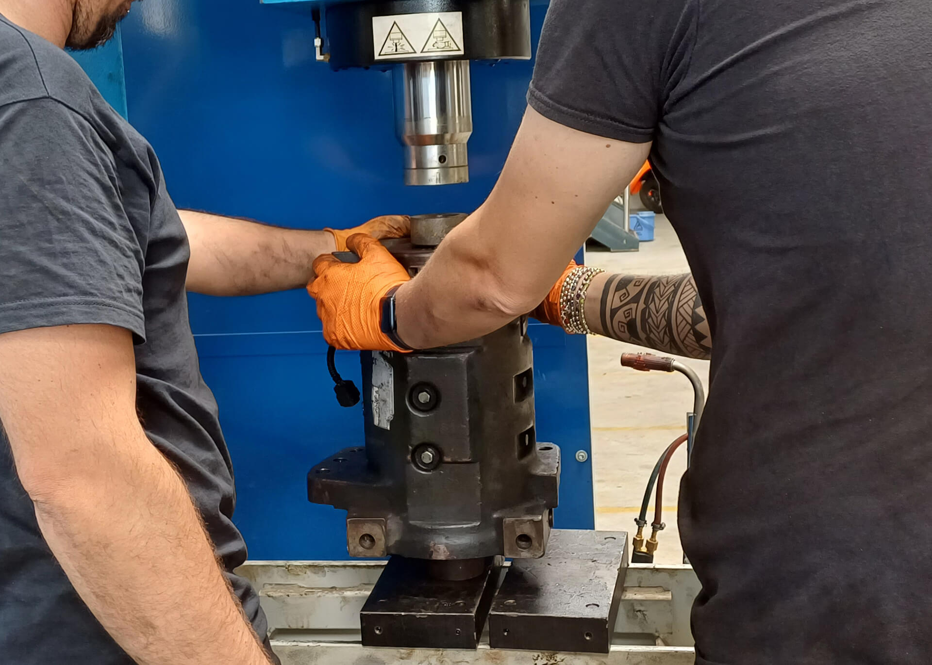 Meccanici riparando carrelli elevatori